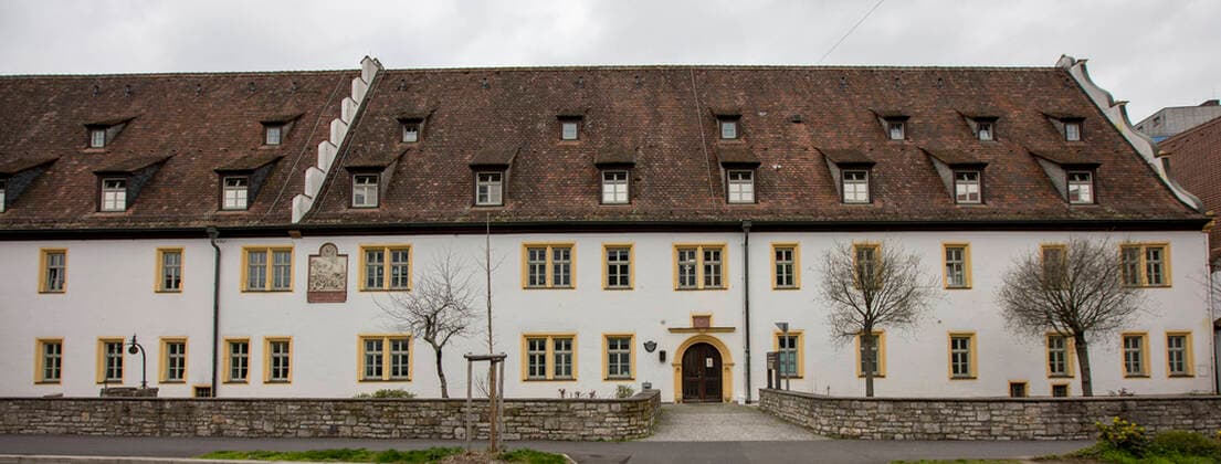 Bilder des Jahres 2020, News 03 März News Bilder des Tages Wuerzburg, Seniorenheim Ehehaltenhaus, 21.03.2020, Neun Corona-Tote in im Würzburger Seniorenheim Ehehaltenhaus - St.Nikolaus Bild: Nirgendwo sonst in Deutschland wütet das Coronavirus so schlimm wie im Würzburger Seniorenheim Ehehaltenhaus - St.Nikolaus, auch 23 23 Pflegekraefte sind ebenfalls positiv getestet und befinden sich in haeuslicher Quarantaene *** Wuerzburg, Seniorenheim Ehehaltenhaus, 21 03 2020, Nine corona deaths in the Würzburg senior citizens home Ehehaltenhaus St Nikolaus Bild Nowhere else in Germany is the corona virus raging as badly as in the Würzburg senior citizens home Ehehaltenhaus St Nikolaus, 23 23 nursing staff also tested positive and are in domestic quarantine Copyright: HMBxMedia xHeikoxBecker