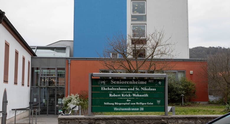 Wuerzburg, Seniorenheim Ehehaltenhaus, 21.03.2020, Neun Corona-Tote in im Würzburger Seniorenheim Ehehaltenhaus - St.Nikolaus Bild: Nirgendwo sonst in Deutschland wütet das Coronavirus so schlimm wie im Würzburger Seniorenheim Ehehaltenhaus - St.Nikolaus, auch 23 23 Pflegekraefte sind ebenfalls positiv getestet und befinden sich in haeuslicher Quarantaene Copyright: HMBxMedia xHeikoxBecker