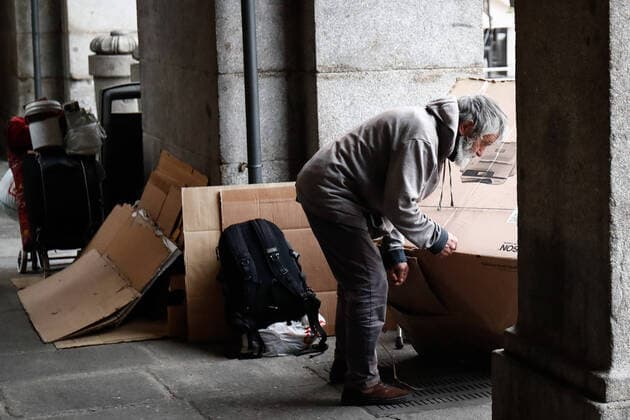 March 21, 2020, Madrid, MADRID, SPAIN: Illustration, A homeless is seen in the Plaza Mayor during the sixth day after the Government declared the state of alarm in Spain and recommended people to stay at home to fight coronavirus COVID-19 on March 21, 2020 in Madrid, Spain Madrid SPAIN - ZUMAa181 20200321_zaa_a181_034 Copyright: xOscarxJ.xBarrosox