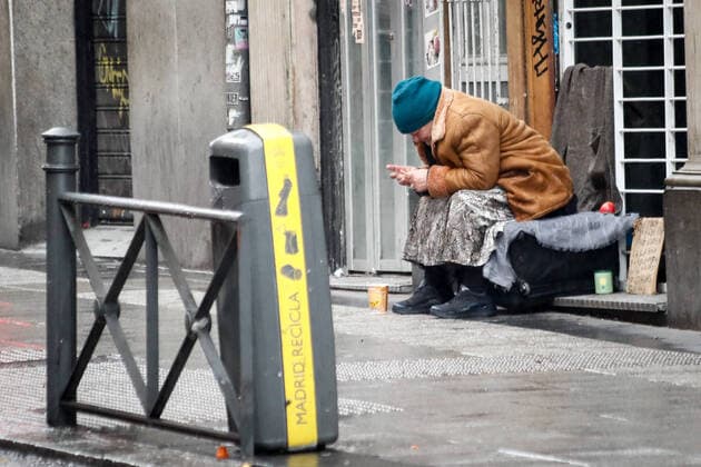 March 21, 2020, Madrid, MADRID, SPAIN: Illustration, Homeless are seen in the Calle Mayor during the sixth day after the Government declared the state of alarm in Spain and recommended people to stay at home to fight coronavirus COVID-19 on March 21, 2020 in Madrid, Spain Madrid SPAIN - ZUMAa181 20200321_zaa_a181_049 Copyright: xOscarxJ.xBarrosox