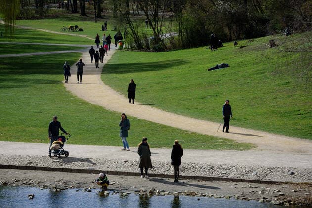 March 21, 2020: Despite several warnings people enjoy their free time under the open sky in a public park in Berlin Schoeneberg while the Governing Mayor of Berlin, Michael Mueller (SPD), prepares restricting residents movements to contain the deadly coronavirus pandemic. Public venues such as bars, clubs, museums, cinemas, schools, daycare centers and universities have already closed. Many businesses are resorting to home office work for their employees. And travel across the border to most neighbouring countries is severely restricted. - ZUMAs172 20200321_zap_s172_028 Copyright: xJanxScheunertx