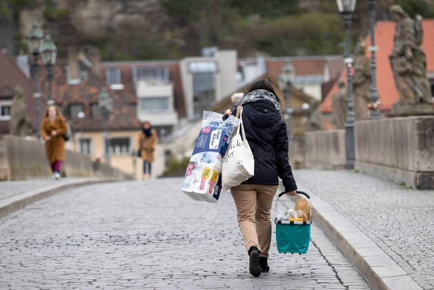 News Bilder des Tages Wuerzburg, City, 21.03.2020, Coronavirus, Katastrophenfall in Bayern, Ausgangsbeschraenkungen Bild: Eine Frau bringt Ihren Einkauf ueber die sonst so belebte Mainbruecke nach Hause. Copyright: HMBxMedia xHeikoxBecker