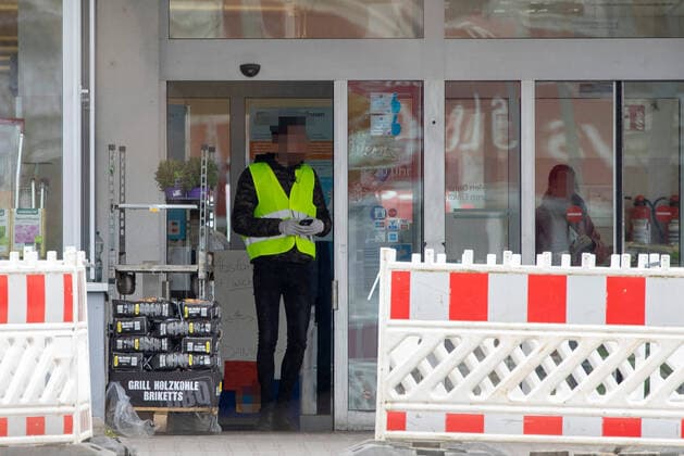 Wuerzburg, City, 21.03.2020, Coronavirus, Katastrophenfall in Bayern, Ausgangsbeschraenkungen Bild: In Corona-Krise setzen Kliniken und Märkte auf Sicherheitsdienste, Copyright: HMBxMedia xHeikoxBecker