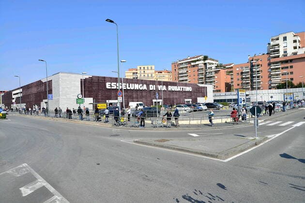 Milan, queue at the super market in via Rubattino (Maurizio Maule Fotogramma, Milan - 2020-03-21) p.s. la foto e utilizzabile nel rispetto del contesto in cui e stata scattata, e senza intento diffamatorio del decoro delle persone rappresentate  Copyright: xMaurizioxMaulex xFOTOGRAMMAx