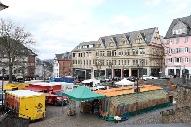Coronavirus Angst, Auswirkungen wegen des Coronavirus (Covid-19), kommt noch eine Ausgangssperre in NRW? die Innenstadt von Siegen fast leer gefegt, der Wochenmarkt in der Oberstadt fand statt Innenstadt am 21.03.2020 in Siegen Deutschland.