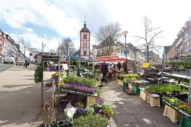 Coronavirus Angst, Auswirkungen wegen des Coronavirus (Covid-19), kommt noch eine Ausgangssperre in NRW? die Innenstadt von Siegen fast leer gefegt, der Wochenmarkt in der Oberstadt fand statt Innenstadt am 21.03.2020 in Siegen Deutschland.