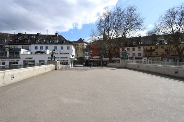 Coronavirus Angst, Auswirkungen wegen des Coronavirus (Covid-19), kommt noch eine Ausgangssperre in NRW? die Innenstadt von Siegen fast leer gefegt, Oberstadtbruecke Innenstadt am 21.03.2020 in Siegen Deutschland.