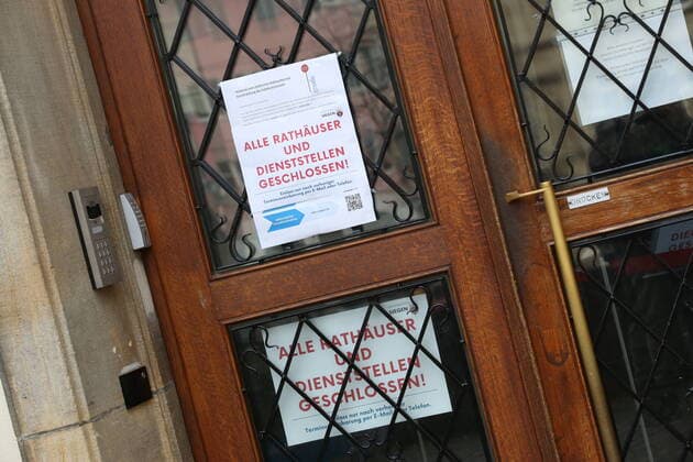 Coronavirus Angst, Auswirkungen wegen des Coronavirus (Covid-19), kommt noch eine Ausgangssperre in NRW? die Innenstadt von Siegen fast leer gefegt, Hinweisschild am Rathaus, alle Rathaeuser und Dienststellen geschlossen Innenstadt am 21.03.2020 in Siegen Deutschland.