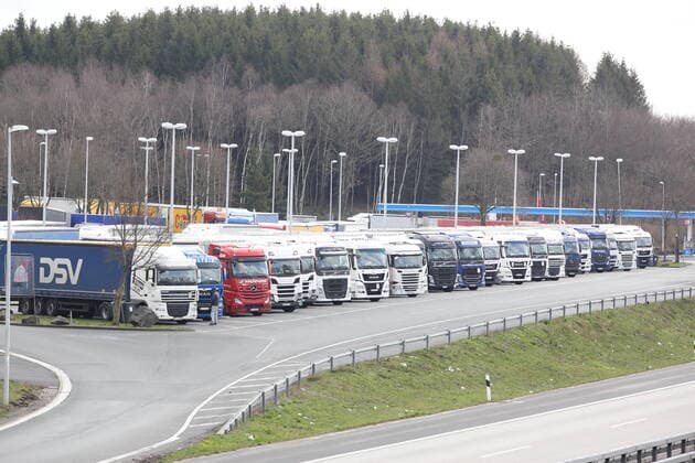Coronavirus Angst, Auswirkungen wegen des Coronavirus (Covid-19), kommt noch eine Ausgangssperre in NRW? Parkplatz an der Autobahn A45 an der Raststaette Siegerland Ost zwischen Siegen und Freudenberg, Lastwagen an Lastwagen Innenstadt am 21.03.2020 in Siegen Deutschland.