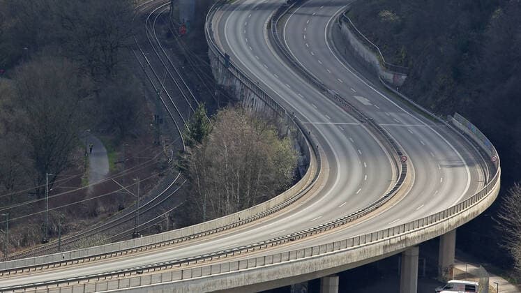 News Bilder des Tages Coronavirus Angst, Auswirkungen wegen des Coronavirus (Covid-19), kommt noch eine Ausgangssperre in NRW? Die HTS, Huettentalstrasse (Hüttentalstraße), leer, kein Verkehr Innenstadt am 21.03.2020 in Siegen Deutschland.