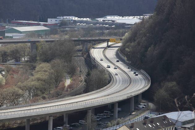 Coronavirus Angst, Auswirkungen wegen des Coronavirus (Covid-19), kommt noch eine Ausgangssperre in NRW? Die HTS, Huettentalstrasse (Hüttentalstraße), fast leer, kaum Verkehr Innenstadt am 21.03.2020 in Siegen Deutschland.