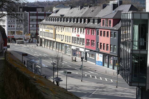 Coronavirus Angst, Auswirkungen wegen des Coronavirus (Covid-19), kommt noch eine Ausgangssperre in NRW? die Innenstadt von Siegen fast leer gefegt, Koelner Tor Innenstadt am 21.03.2020 in Siegen Deutschland.