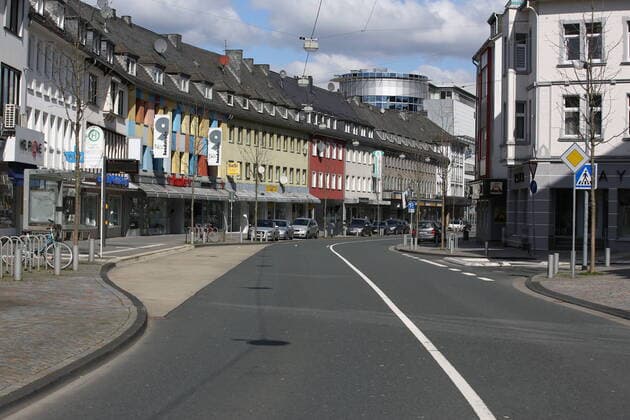 Coronavirus Angst, Auswirkungen wegen des Coronavirus (Covid-19), kommt noch eine Ausgangssperre in NRW? die Innenstadt von Siegen fast leer gefegt, Koelner Tor Innenstadt am 21.03.2020 in Siegen Deutschland.