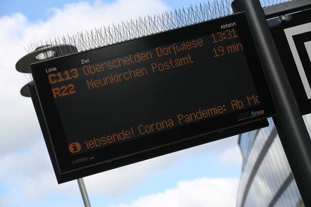 Coronavirus Angst, Auswirkungen wegen des Coronavirus (Covid-19), kommt noch eine Ausgangssperre in NRW? die Innenstadt von Siegen fast leer gefegt, ZOB, Zentraler Omnibus Bahnhof, Schild, Fahrplan, Digital Innenstadt am 21.03.2020 in Siegen Deutschland.