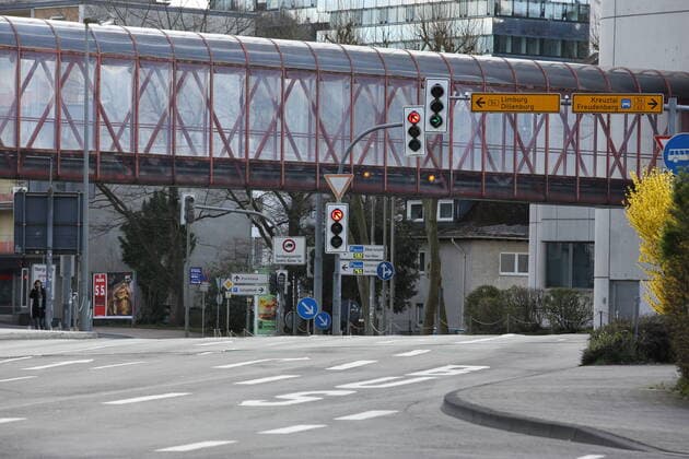 Coronavirus Angst, Auswirkungen wegen des Coronavirus (Covid-19), kommt noch eine Ausgangssperre in NRW? die Innenstadt von Siegen fast leer gefegt, kein Verkehr Innenstadt am 21.03.2020 in Siegen Deutschland.