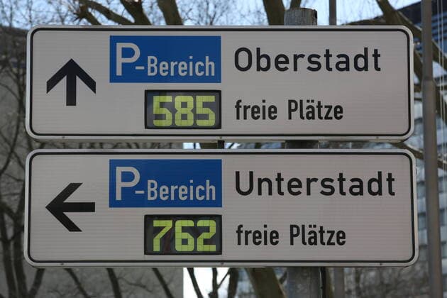 Coronavirus Angst, Auswirkungen wegen des Coronavirus (Covid-19), kommt noch eine Ausgangssperre in NRW? die Innenstadt von Siegen fast leer gefegt, ein Schild zeigt die freien Parkplaetze an Innenstadt am 21.03.2020 in Siegen Deutschland.