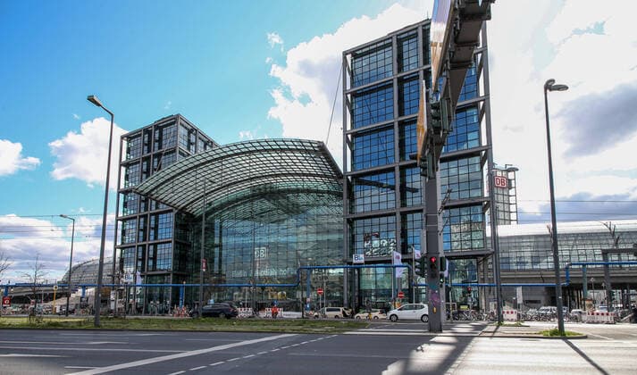 Coronavirus in Berlin Berlin, 21.03.2020, Hauptbahnhof. Wegen des Coronavirus zeigt sich der Vorplatz vor dem Bahnhof ungewoehnlich Menschenleer. Auf der Strasse ist kaum Verkehr und wenige Fussgaenger kreuzen mit grossem Abstand. Berlin Berlin Deutschland Hauptbahnhof