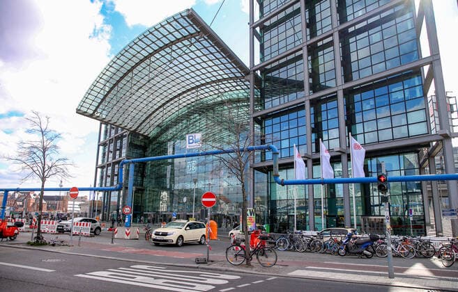 Coronavirus in Berlin Berlin, 21.03.2020, Hauptbahnhof. Wegen des Coronavirus zeigt sich der Vorplatz vor dem Bahnhof ungewoehnlich Menschenleer. Auf der Strasse ist kaum Verkehr und wenige Fussgaenger kreuzen mit grossem Abstand. Berlin Berlin Deutschland Hauptbahnhof