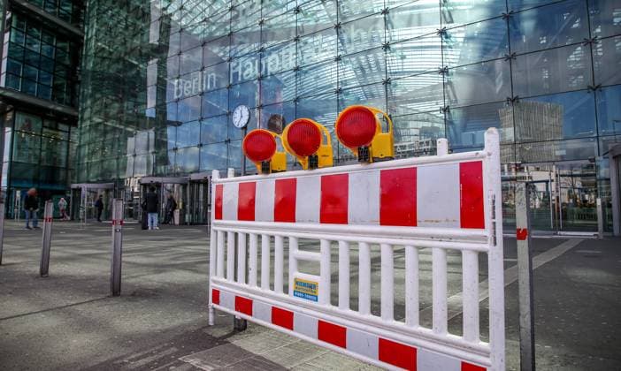Coronavirus in Berlin Berlin, 21.03.2020, Hauptbahnhof. Wegen des Coronavirus zeigt sich der Vorplatz vor dem Bahnhof ungewoehnlich Menschenleer. Auf der Zufahrt steht eine Baustellen Absperrung und wenige Fussgaenger kreuzen mit grossem Abstand. Berlin Berlin Deutschland Hauptbahnhof