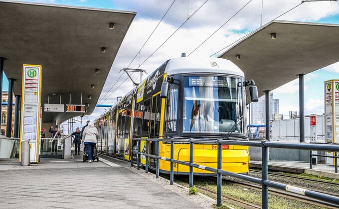 Coronavirus in Berlin Berlin, 21.03.2020, Hauptbahnhof. Wegen des Coronavirus stehen an der Haltestelle der Tram M10 am Hauptbahnhof Berlin ungewoehnlich wenige Menschen mit grossem Abstand. Berlin Berlin Deutschland Hauptbahnhof
