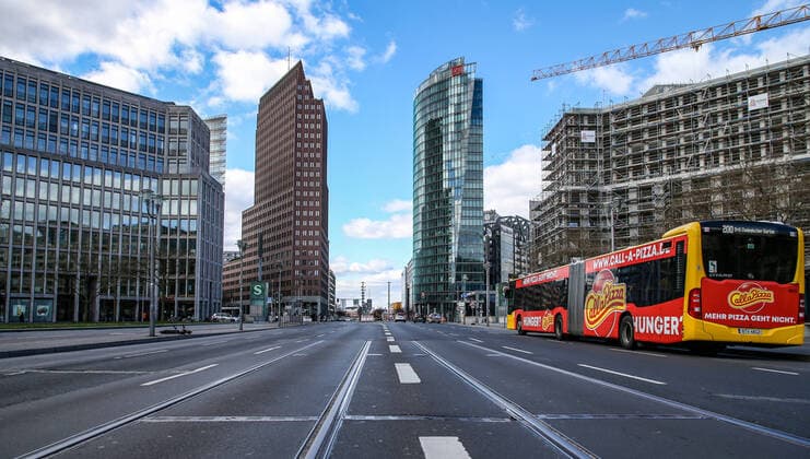 News Bilder des Tages Coronavirus in Berlin Berlin, 21.03.2020, Potsdamer Platz. Wegen des Coronavirus zeigt sich die City Ost ungewoehnlich Menschenleer. Auf der Potsdamer Strasse ist kaum Verkehr und wenige Fussgaenger kreuzen mit grossem Abstand. Berlin Berlin Deutschland Potsdamer Platz