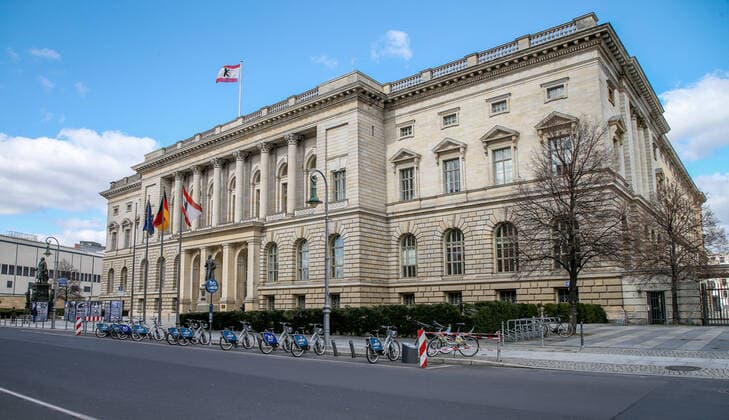 Coronavirus in Berlin Berlin, 21.03.2020, Regierungsviertel. Wegen des Coronavirus zeigt sich der Vorplatz vor dem Abgeordnetenhaus ungewoehnlich Menschenleer. Auf der Strasse ist kein Verkehr und keine Fussgaenger. Leihfahrraeder stehen vor dem Gebaeude in ihren Staendern. Berlin Berlin Deutschland Regierungsviertel