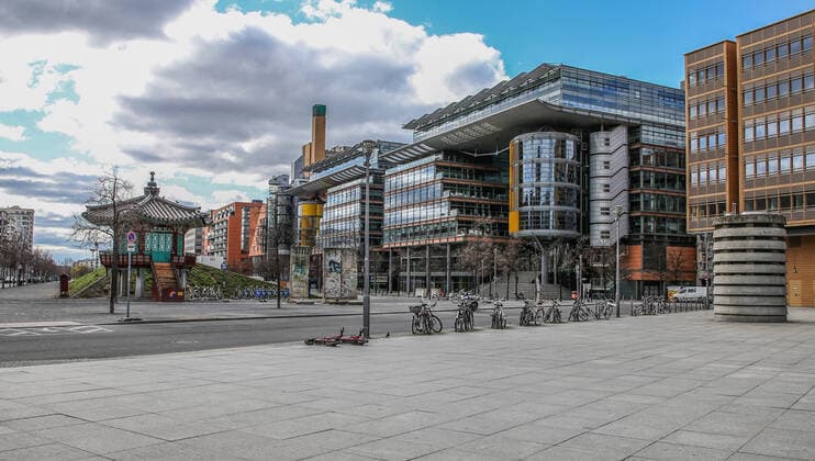 Coronavirus in Berlin Berlin, 21.03.2020, Potsdamer Platz. Wegen des Coronavirus zeigt sich die City Ost ungewoehnlich Menschenleer. Auf dem Potsdamer Platz und auch auf den eigentlich gut besuchten Gruenflaechen des Tilla-Durieux-Parks hinter dem Pavillon der Einheit zeigt sich keine Person. Berlin Berlin Deutschland Potsdamer Platz