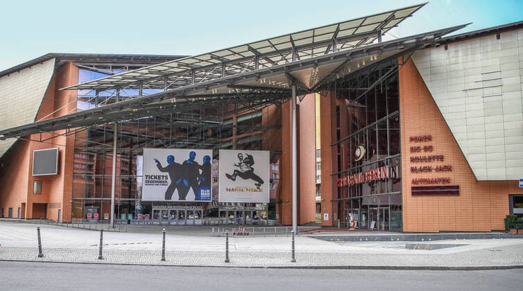 Coronavirus in Berlin Berlin, 21.03.2020, Potsdamer Platz. Wegen des Coronavirus zeigt sich die City Ost ungewoehnlich Menschenleer. Kein Fussgaenger ist vor dem Theater Potsdamer Platz und der Spielbank Berlin zu entdecken. Berlin Berlin Deutschland Potsdamer Platz