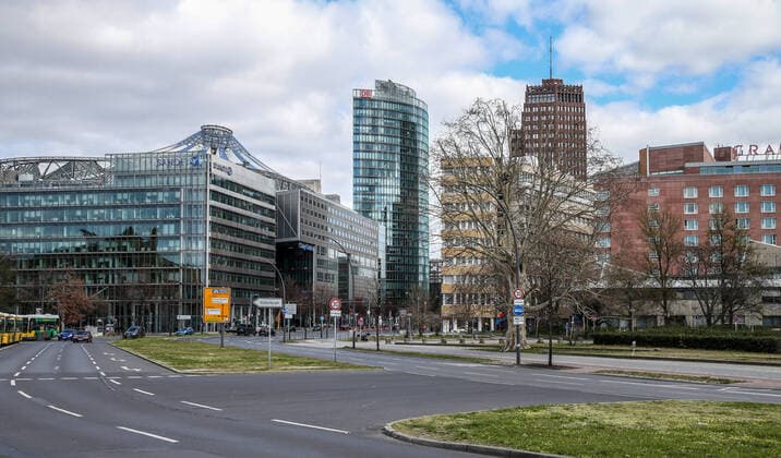 Coronavirus in Berlin Berlin, 21.03.2020, Potsdamer Platz. Wegen des Coronavirus zeigt sich die City Ost ungewoehnlich Menschenleer. Auf der Potsdamer Strasse ist kaum Verkehr und wenige Fussgaenger kreuzen mit grossem Abstand. Berlin Berlin Deutschland Potsdamer Platz