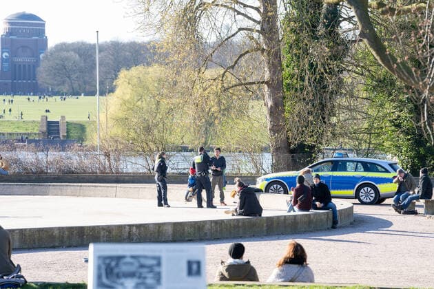 Stadtpark Hamburg - Menschen im Hamburger Stadtpark genießen den Frühlingstag vor einer möglichen Ausgangssperre wegen Corona - COVID-19 - Polizei bei einer Personenkontrolle;Stadtpark Hamburg - Menschen im Hamburger Stadtpark genießen den Frühlingstag vor einer möglichen Ausgangssperre wegen Corona - COVID-19, Hamburg Hamburg Deutschland Stadtpark