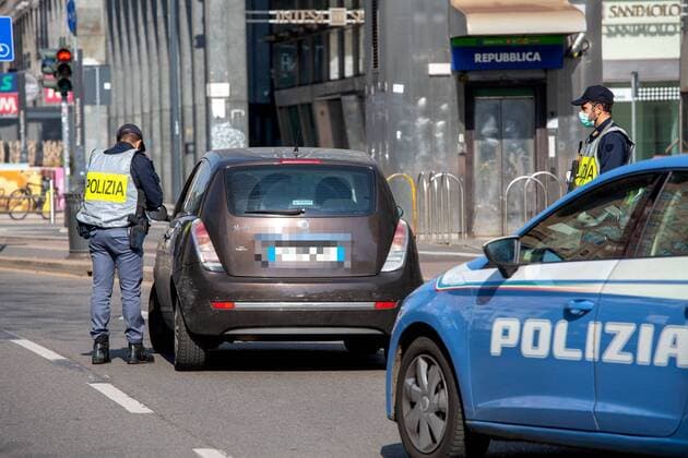 PHOTO WITH PIXEL PLATE, REPLACES THE PREVIOUS .... Milan, Coronavirus emergency, checks by the police increase and people are out for a walk, especially in the parks. In the photo police checkpoint in Piazza della Repubblica (Massimo Alberico Fotogramma, Milan - 2020-03-21) p.s. la foto e utilizzabile nel rispetto del contesto in cui e stata scattata, e senza intento diffamatorio del decoro delle persone rappresentate  Copyright: xMassimoxAlbericox xFOTOGRAMMAx