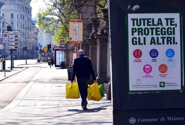 Milan, person with shopping in Corso Venezia (Maurizio Maule Fotogramma, Milan - 2020-03-21) p.s. la foto e utilizzabile nel rispetto del contesto in cui e stata scattata, e senza intento diffamatorio del decoro delle persone rappresentate  Copyright: xMaurizioxMaulex xFOTOGRAMMAx