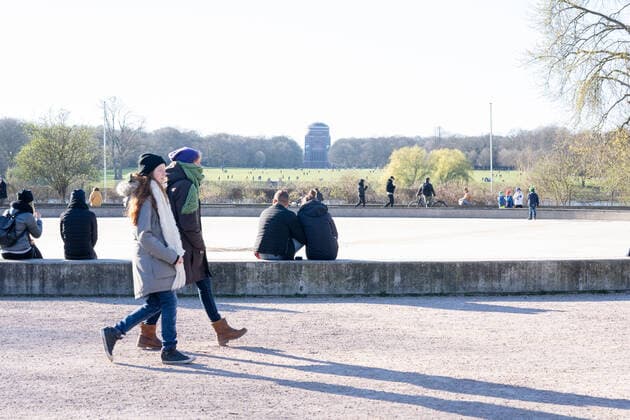 Stadtpark Hamburg - Menschen im Hamburger Stadtpark genießen den Frühlingstag vor einer möglichen Ausgangssperre wegen Corona - COVID-19;Stadtpark Hamburg - Menschen im Hamburger Stadtpark genießen den Frühlingstag vor einer möglichen Ausgangssperre wegen Corona - COVID-19, Hamburg Hamburg Deutschland Stadtpark