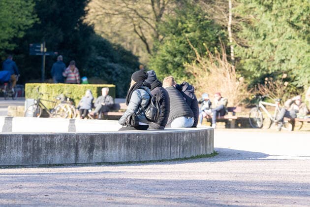 Stadtpark Hamburg - Menschen im Hamburger Stadtpark genießen den Frühlingstag vor einer möglichen Ausgangssperre wegen Corona - COVID-19;Stadtpark Hamburg - Menschen im Hamburger Stadtpark genießen den Frühlingstag vor einer möglichen Ausgangssperre wegen Corona - COVID-19, Hamburg Hamburg Deutschland Stadtpark