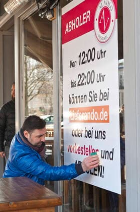 Pizzeria stellt auf Abhol- und Lieferservice um Corona-Pandemie Coronavirus COVID-19-Pandemie COVID-19 Epidemie Sicherheitsabstand social distancing Pizzeria Al Volo Eppendorfer Weg Hamburg Hamburg Deutschland Germany