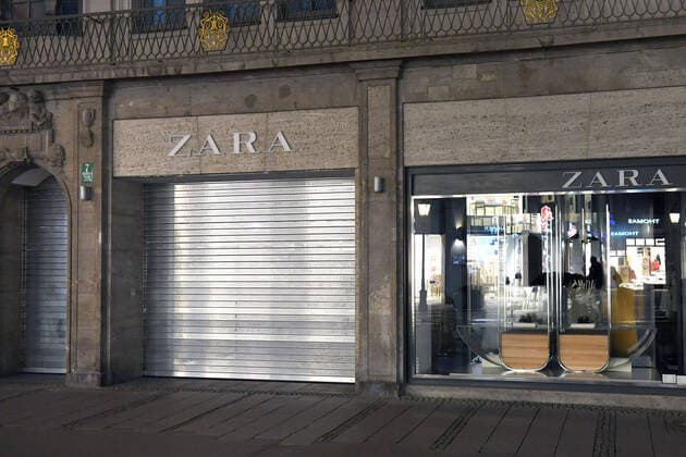 Themenbild Corona Pandemie:Bayern beschliesst Ausgangsbeschraenkung. Blick auf geschlossene Laeden,ZARA in Muenchen in der Perusastrasse am spaeten Abend vor Verhaengung der Ausgangsbeschraenkung am 20.03.2020. Wenige Taxis stehen am Strassenrand.