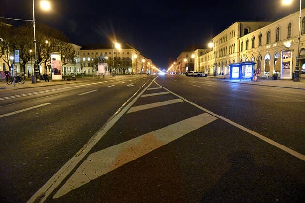 Themenbild Corona Pandemie:Bayern beschliesst Ausgangsbeschraenkung. Blick auf leere Leopoldstrasse in Muenchen in Richtung Norden am spaeten Abend vor Verhaengung der Ausgangsbeschraenkung am 20.03.2020. Wenige Taxis stehen am Strassenrand.