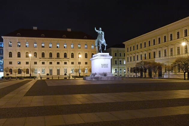 Themenbild Corona Pandemie:Bayern beschliesst Ausgangsbeschraenkung. Blick auf den Wittelsbacher Platz mit der Reiterstatue von Maximilan Churfuerst von Bayern am spaeten Abend vor Verhaengung der Ausgangsbeschraenkung am 20.03.2020. Wenige Taxis stehen am Strassenrand.