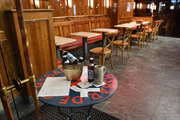 Themenbild Corona Pandemie:Bayern beschliesst Ausgangsbeschraenkung. Blick in eine leere,geschlossen Bar in der Brienner Strasse in Muenchen am spaeten Abend vor Verhaengung der Ausgangsbeschraenkung am 20.03.2020.