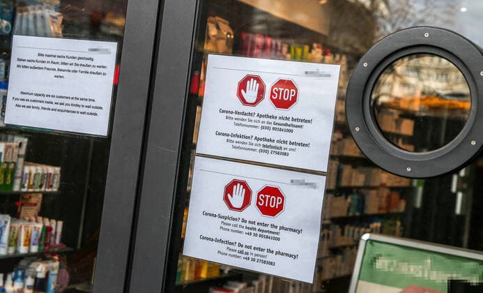 Coronavirus in Berlin Berlin, 21.03.2020, Hauptbahnhof. An einer Apotheke haengt ein Stop Schild mit dem Schriftzug: Corona-Verdacht? Apotheke nicht betreten! Wegen des Coronavirus wird ausserdem um genuegend Abstand gebeten. Berlin Berlin Deutschland