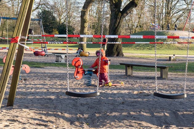 Wegen Coronavirus COVID-19 gesperrter Spielplatz im Stadtpark Hamburg - Hamburger Stadtpark Spielplatz;Wegen Coronavirus COVID-19 gesperrter Spielplatz im Stadtpark Hamburg - Hamburger Stadtpark im Stadtteil Winterhude, Hamburg Hamburg Deutschland Stadtpark