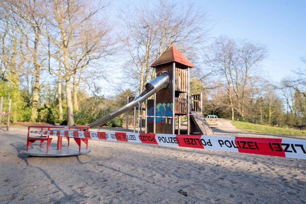Wegen Coronavirus COVID-19 gesperrter Spielplatz im Stadtpark Hamburg - Hamburger Stadtpark Spielplatz;Wegen Coronavirus COVID-19 gesperrter Spielplatz im Stadtpark Hamburg - Hamburger Stadtpark im Stadtteil Winterhude, Hamburg Hamburg Deutschland Stadtpark