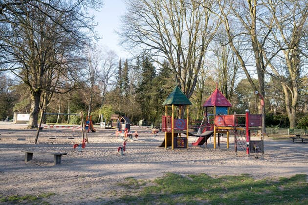 Wegen Coronavirus COVID-19 gesperrter Spielplatz im Stadtpark Hamburg - Hamburger Stadtpark Spielplatz;Wegen Coronavirus COVID-19 gesperrter Spielplatz im Stadtpark Hamburg - Hamburger Stadtpark im Stadtteil Winterhude, Hamburg Hamburg Deutschland Stadtpark