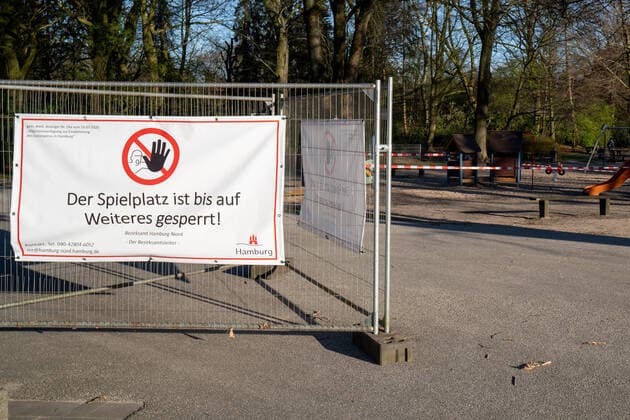 Wegen Coronavirus COVID-19 gesperrter Spielplatz im Stadtpark Hamburg - Hamburger Stadtpark Spielplatz;Wegen Coronavirus COVID-19 gesperrter Spielplatz im Stadtpark Hamburg - Hamburger Stadtpark im Stadtteil Winterhude, Hamburg Hamburg Deutschland Stadtpark