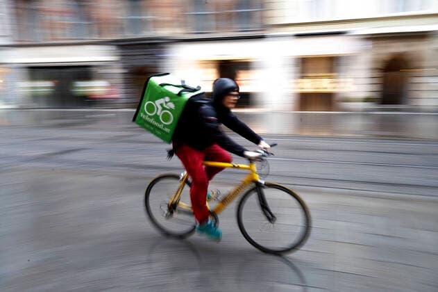 Graz 21.03.2020, Innenstadt, Graz, AUT, Coronavirus in Oesterreich, Die Oesterreichische Bundesregierung hat die verhaengten Ausgangsbeschraenkungen bis zum 13. April 2020 verlaengert. Im Bild ein Fahrrad-Essenszusteller in der Herrengasse in Graz A food delivery service in Graz. The Austrian government extended the measures and laws to contain and spread dthe Corona Virus pandemic until April 13 2020., in Graz, Austria on 2020 03 21.
