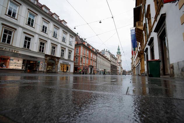 Graz 21.03.2020, Innenstadt, Graz, AUT, Coronavirus in Oesterreich, Die Oesterreichische Bundesregierung hat die verhaengten Ausgangsbeschraenkungen bis zum 13. April 2020 verlaengert. Im Bild die leere Herrengasse im Regen The empty Herrengasse in the rain. The Austrian government extended the measures and laws to contain and spread dthe Corona Virus pandemic until April 13 2020., in Graz, Austria on 2020 03 21.