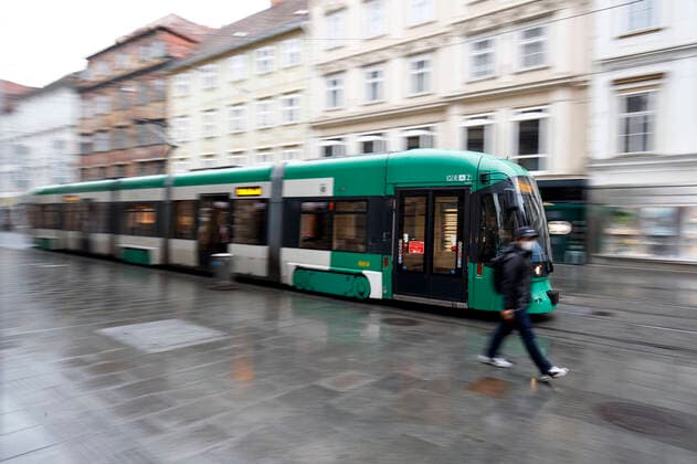 Graz 21.03.2020, Innenstadt, Graz, AUT, Coronavirus in Oesterreich, Die Oesterreichische Bundesregierung hat die verhaengten Ausgangsbeschraenkungen bis zum 13. April 2020 verlaengert. Im Bild eine Strassenbahn in der Herrengasse A tramway in the Herrengasse in Graz. The Austrian government extended the measures and laws to contain and spread dthe Corona Virus pandemic until April 13 2020., in Graz, Austria on 2020 03 21.