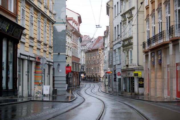 Graz 21.03.2020, Innenstadt, Graz, AUT, Coronavirus in Oesterreich, Die Oesterreichische Bundesregierung hat die verhaengten Ausgangsbeschraenkungen bis zum 13. April 2020 verlaengert. Im Bild die leere Murgasse in Graz The empty Murgasse in Graz. The Austrian government extended the measures and laws to contain and spread dthe Corona Virus pandemic until April 13 2020., in Graz, Austria on 2020 03 21.