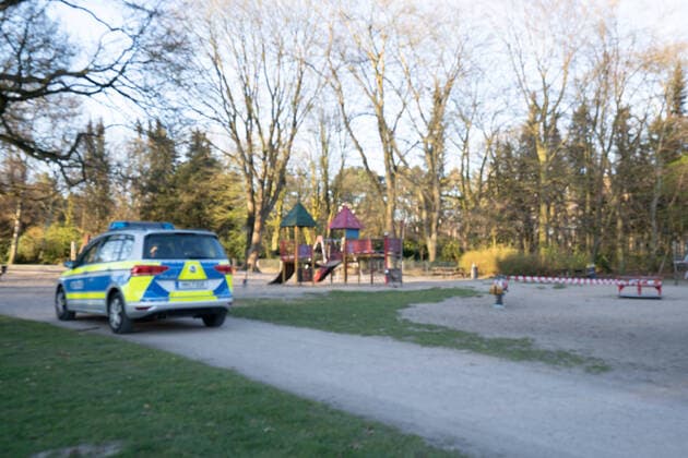 Wegen Coronavirus COVID-19 gesperrter Spielplatz im Stadtpark Hamburg - Hamburger Stadtpark Spielplatz - Die Polizei kontrolliert die Einhaltung der Auflagem;Wegen Coronavirus COVID-19 gesperrter Spielplatz im Stadtpark Hamburg - Hamburger Stadtpark im Stadtteil Winterhude, Hamburg Hamburg Deutschland Stadtpark