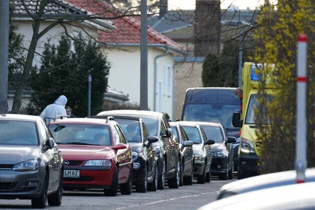 Rettungsdienst holt Corona-Verdachtsall ab 21.03.2020, 16:30 Uhr, Hegelstraße Bautzen Fotograf: Kein Urhebernennung! Am Samstagnachmittag holte der Rettungsdienst eine Patientin mit dem Verdacht auf den Corona-Virus aus einem Mehrfamilienhaus auf der Hegelstraße in Bautzen ab. NAch bisher unbestätigten Informationen könnte sie sich bei einer beretis positiv getesteten Nachbarin angesteckt haben. Bautzen Sachsen Deutschland